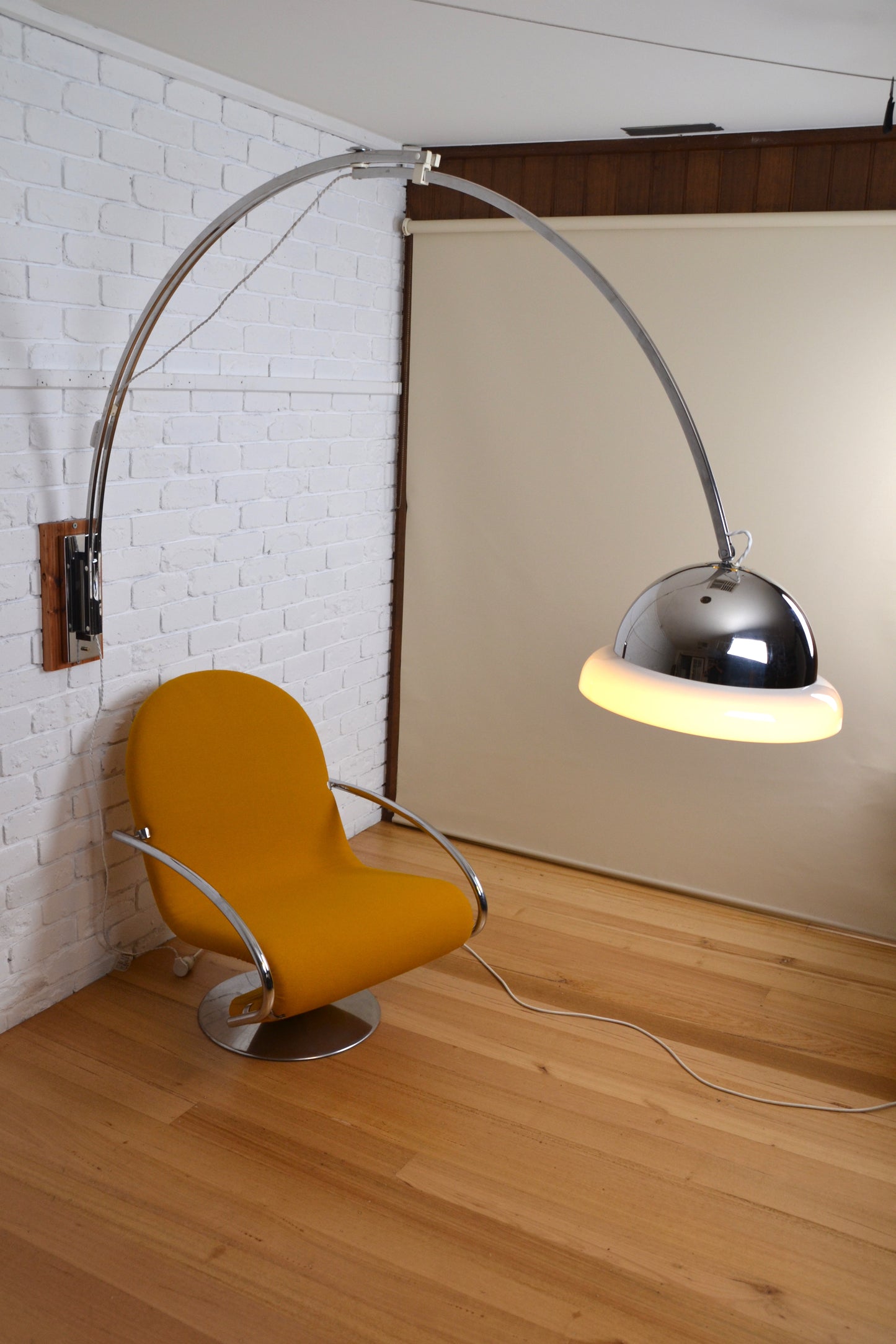 Vintage Italian space aged Arc wall lamp - Gofferdo Reggiani